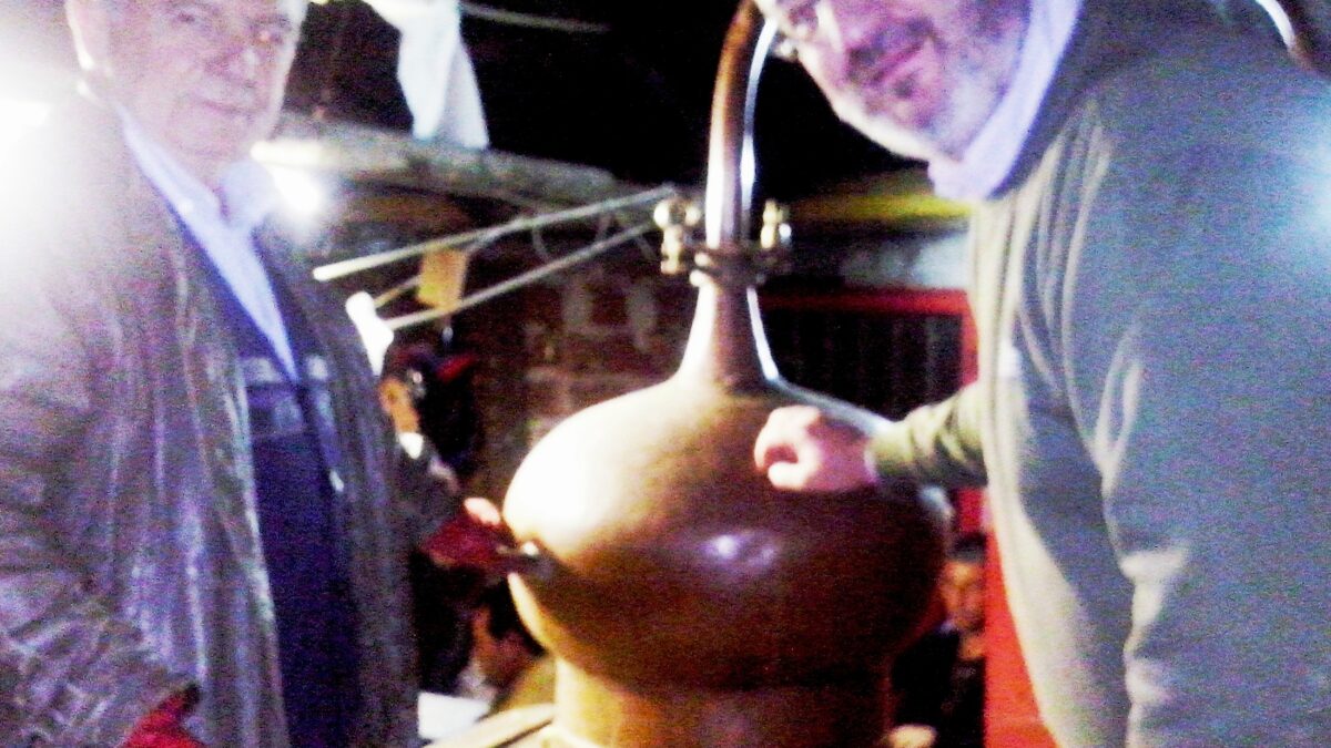 Σε όλη την Πιερία απλώθηκε η μεθυστική μυρωδιά του φρέσκου τσίπουρου