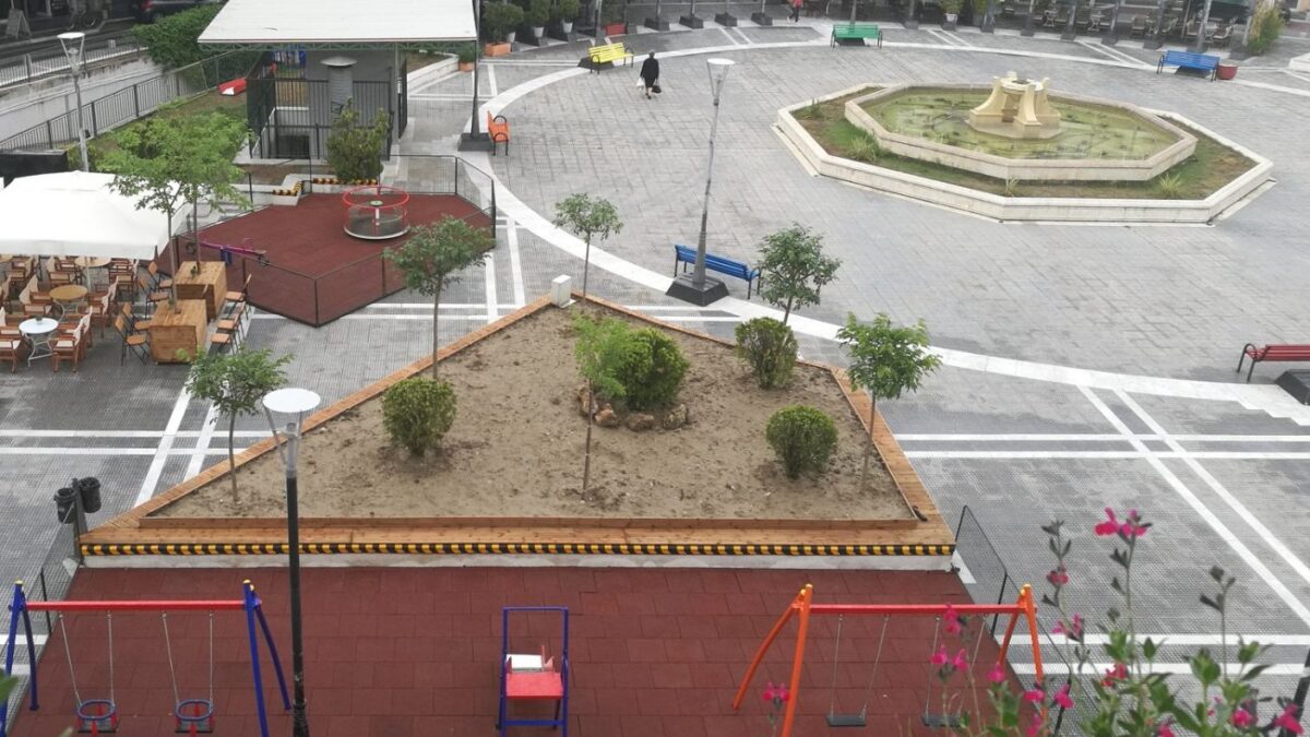 Σε όαση πρασίνου μετατρέπεται η πλατεία Δημαρχείου – Με δένδρα, λουλούδια, καθίσματα & παιδική χαρά