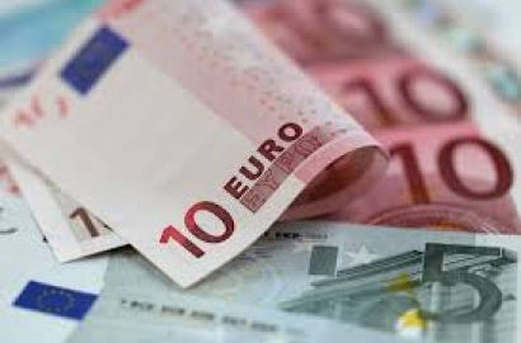 Λαμία: Παιδιά αφαίρεσαν με… αγκίστρι 1.500 ευρώ από ΑΤΜ
