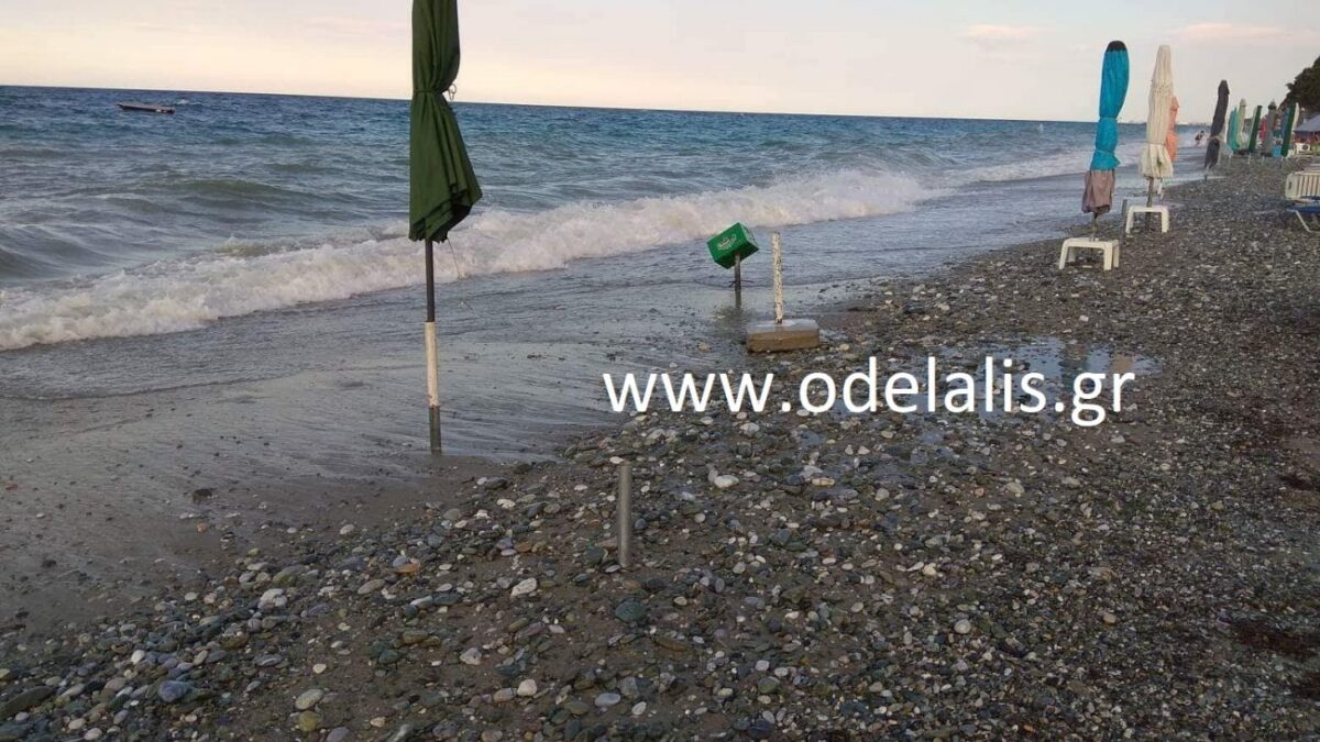 Πιερία: Απαράδεκτο – Κάποιοι έξυπνοι «φυτεύουν» και αφήνουν μόνιμα τις ομπρέλες τους στην παραλία (ΦΩΤΟ)