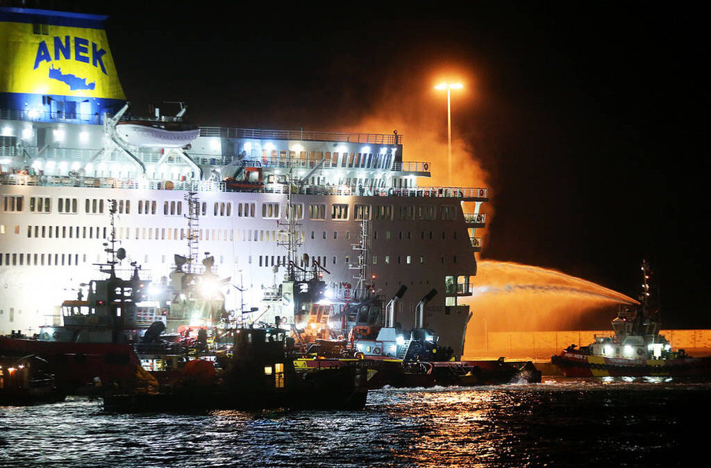 Ολονύχτιο «θρίλερ»: Φωτιά στο πλοίο «Ελευθέριος Βενιζέλος» με 1.016 επιβαίνοντες (VIDEO)