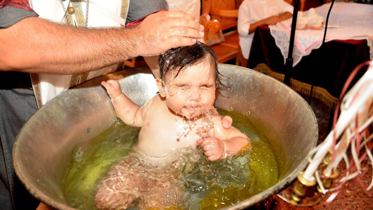 Η βάπτιση της μικρής Ελένης στον Κολινδρό (ΦΩΤΟ)