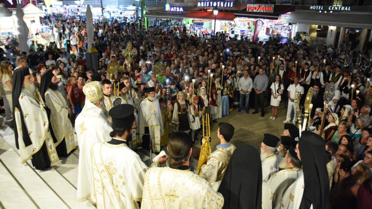 Λιτανεία της Παναγίας Τριχερούσας στην Παραλία με τη συμμετοχή χιλιάδων Ελλήνων και ξένων πιστών