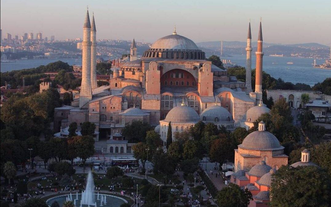 Προκαλεί ξανά ο Ερντογάν: «Φουντώνουν» τα σενάρια για μετατροπή της Αγιάς Σοφιάς σε τζαμί
