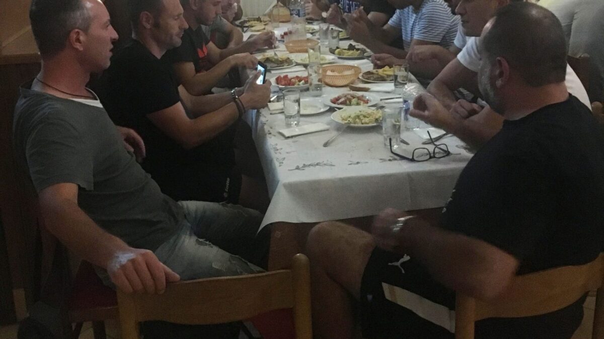 Δείπνο σε ποδοσφαιριστές και τεχνικούς από τον προπονητή της Α.Ε. Καρίτσας