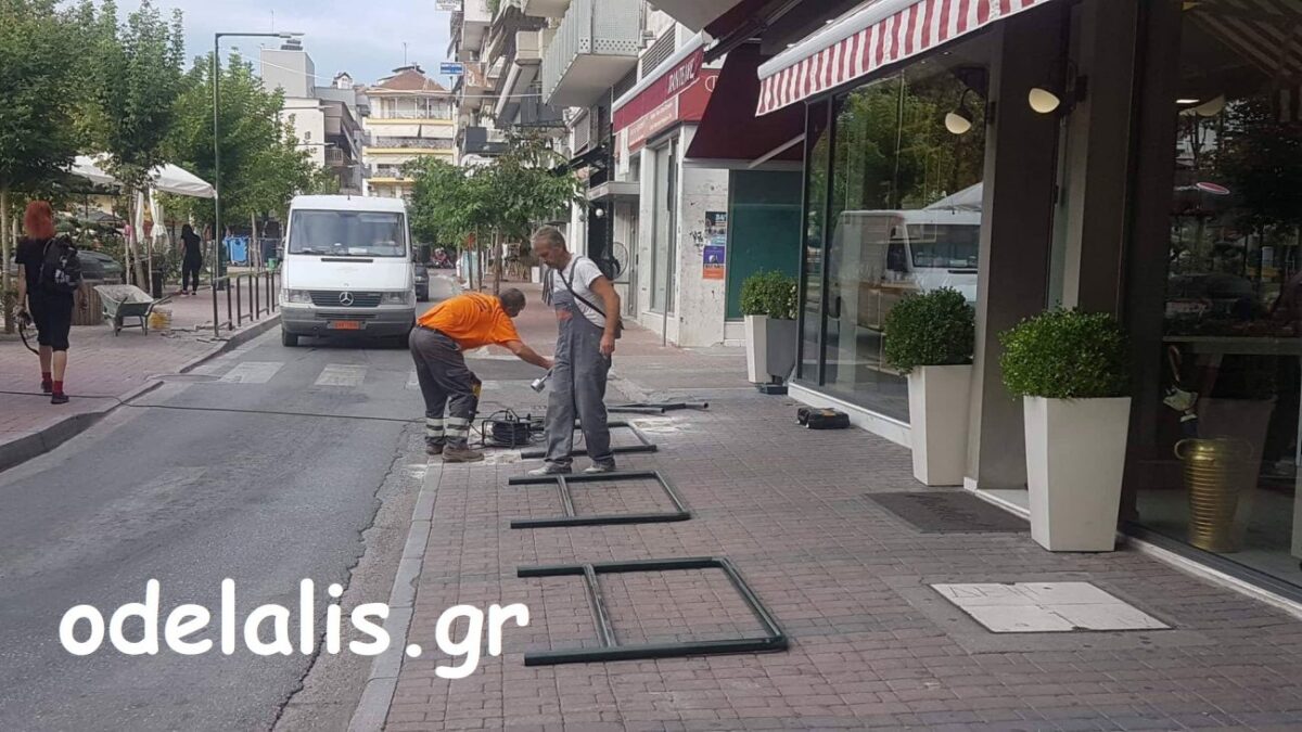 ΠΡΙΝ ΛΙΓΟ: Μεταλλικές μπάρες στο πεζοδρόμιο μπροστά στον «Παντελή» για να μην παρκάρουν οχήματα! (VIDEO & ΦΩΤΟ)