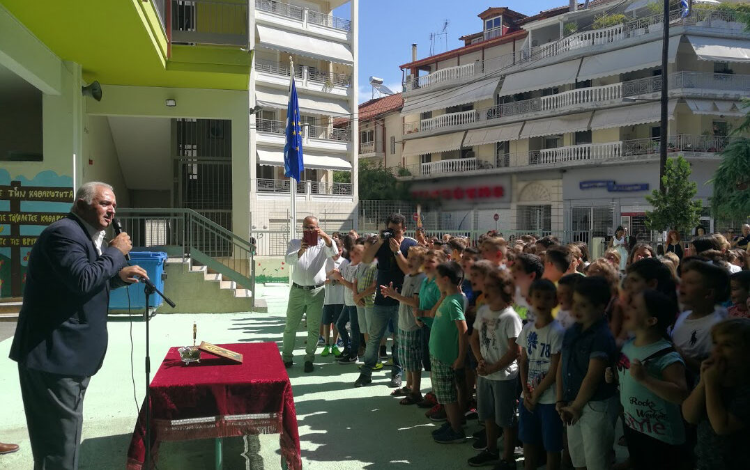 Στα σχολεία για τον καθιερωμένο αγιασμό ο Δήμαρχος Κατερίνης Σάββας Χιονίδης (ΦΩΤΟ)