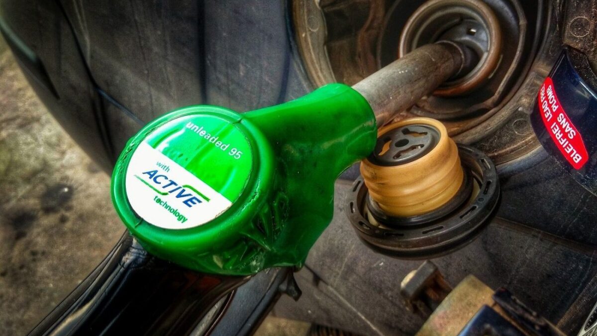 Μπαίνουν νέα σήματα σε αντλίες βενζινάδικων & αυτοκίνητα – Πώς θα βοηθούν για να μην βάζεις λάθος καύσιμα