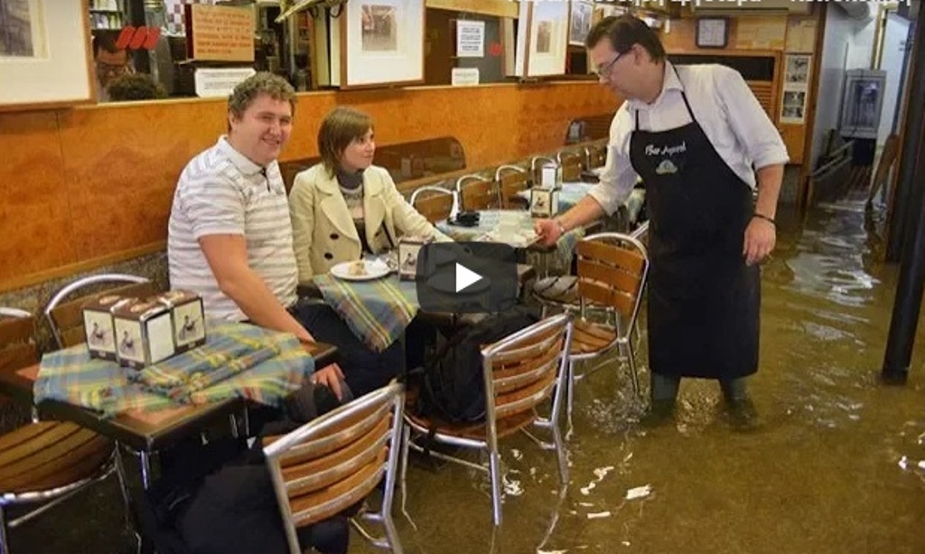 Η Βενετία πλημμύρισε αλλά οι σερβιτόροι σερβίρουν… ακάθεκτοι! (VIDEO)