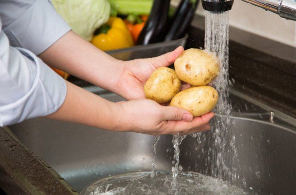 Το απλό μυστικό που θα αλλάξει οριστικά τον τρόπο που καθαρίζεις πατάτες (VIDEO)