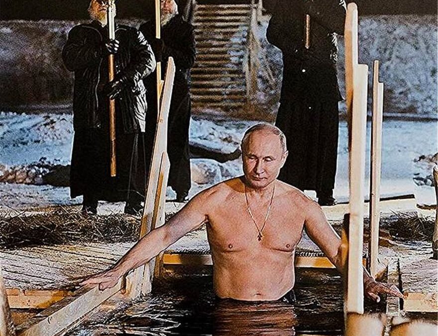 Βλαντιμίρ Πούτιν: Γδύνεται, χαϊδεύει άγρια ζώα και εύχεται για τη νέα χρονιά στο ημερολόγιο του 2019