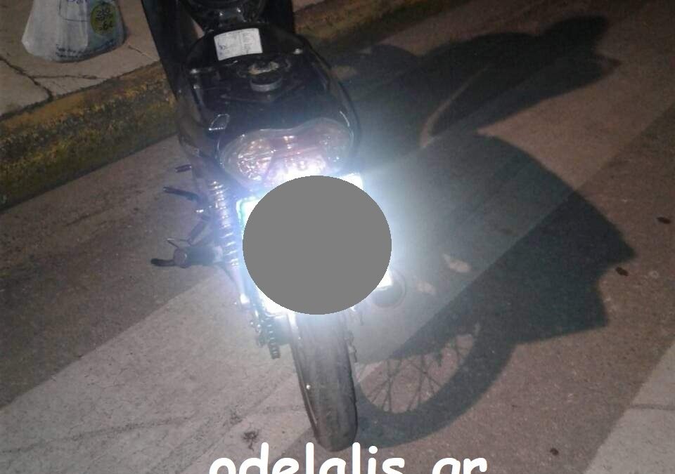 ΠΡΙΝ ΛΙΓΟ: Μηχανάκι έκανε «σούζες» στην Τερζοπούλου και έπεσε πάνω σε αυτοκίνητο – Δίχως άδεια, δίπλωμα & ασφάλεια! (ΦΩΤΟ)