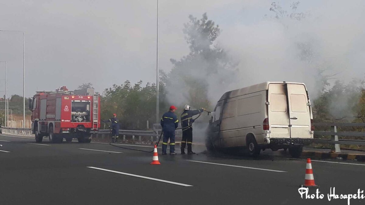 ΠΡΙΝ ΛΙΓΟ: Φωτιά σε φορτηγάκι στην Εθνική οδό Κατερίνης-Θεσσαλονίκης (ΦΩΤΟ)