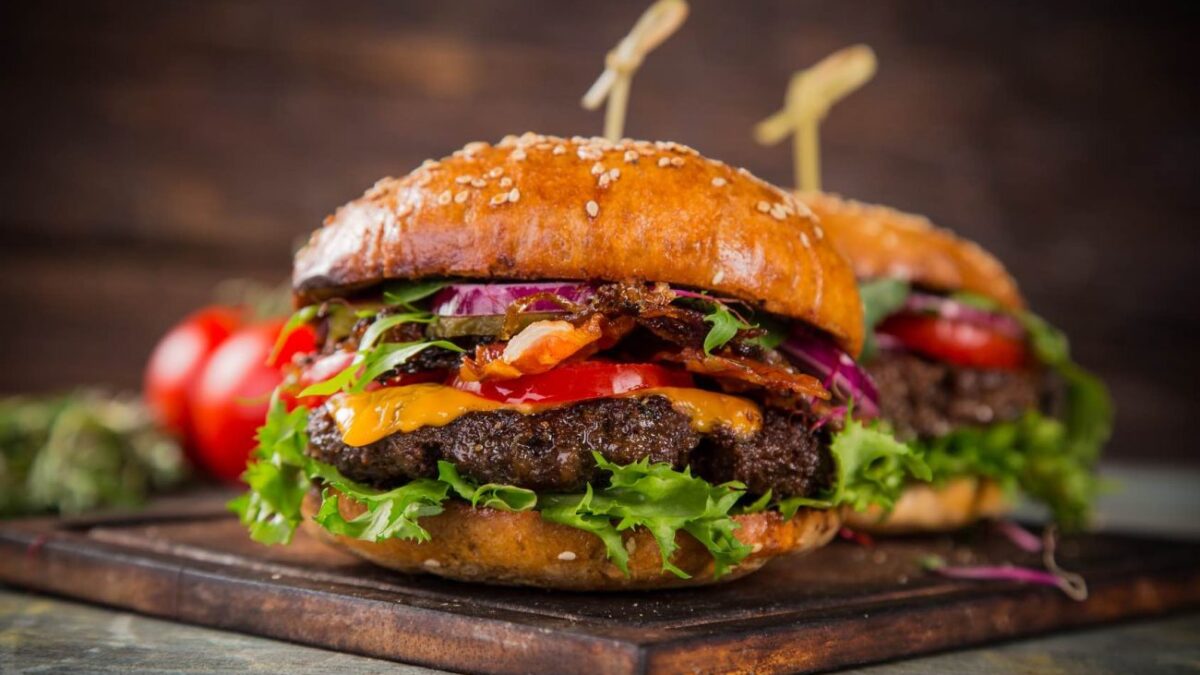 Ποιος είναι ο τέλειος τρόπος να φας ένα burger χωρίς να λερωθείς; (VIDEO)