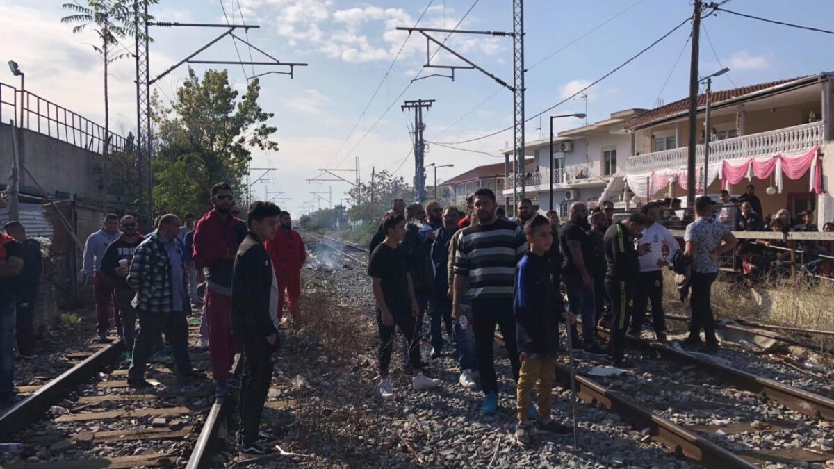 Διακόπηκε η σιδηροδρομική κυκλοφορία Λάρισας-Κατερίνης – Πολίτες απέκλεισαν τις γραμμές