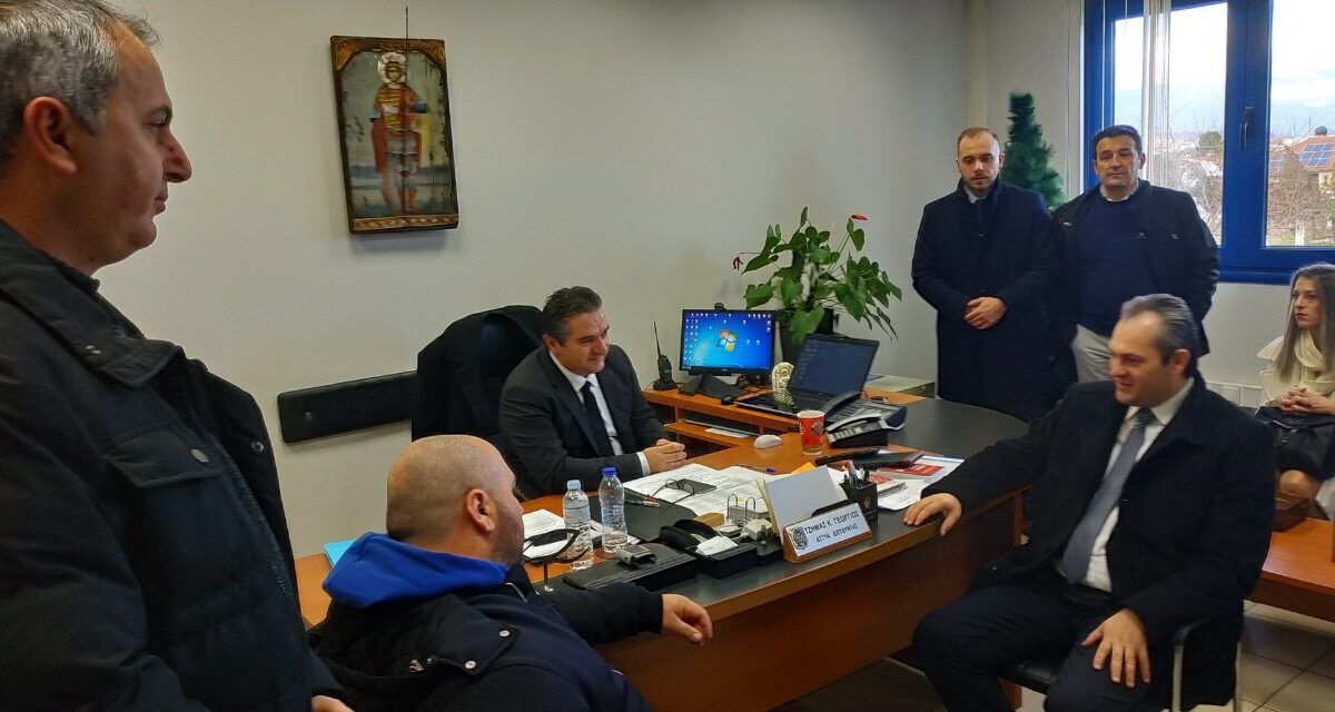 Ανθρώπινες στιγμές ανήμερα των Χριστουγέννων.  Κοντά στους αστυνομικούς και τους πυροσβέστες, ο υποψήφιος Δήμαρχος Κατερίνης Θανάσης Λιακόπουλος.