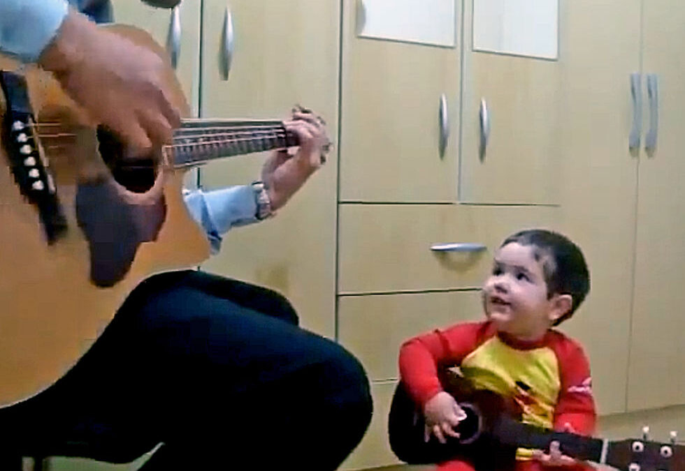 Μπαμπάς και γιος τραγουδάνε Beatles στο πιο γλυκό ντουέτο (VIDEO)