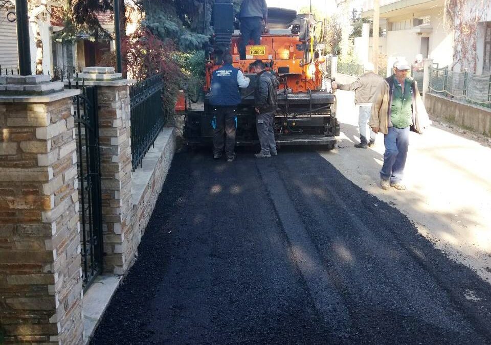 Συνεχίζονται οι ασφαλτοστρώσεις σε δρόμους της Κατερίνης