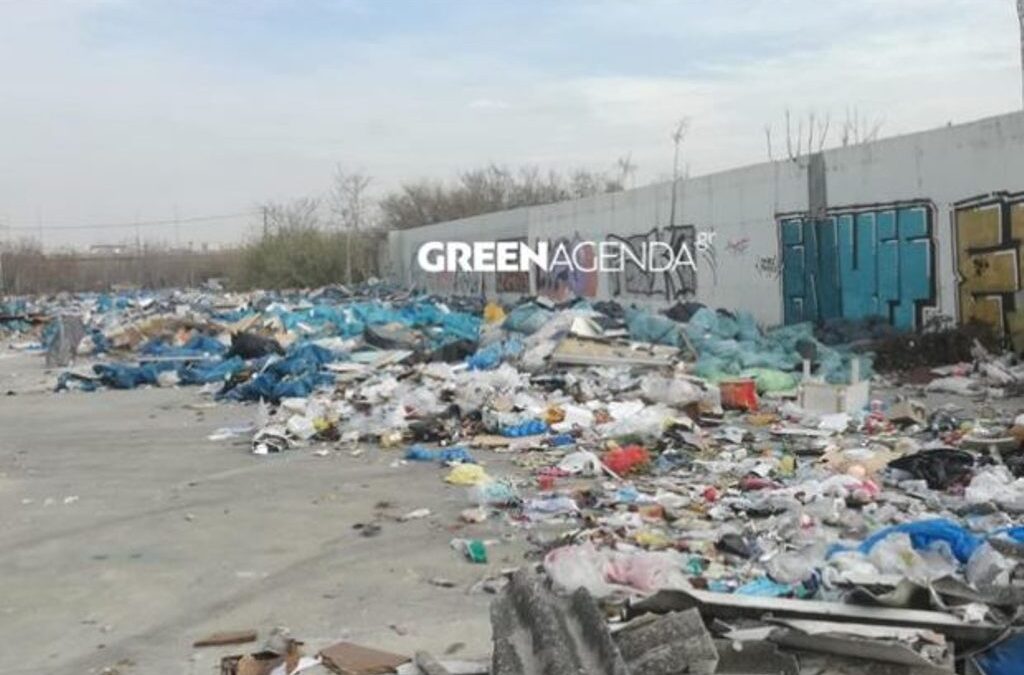 Σκουπιδότοπος με επικίνδυνο αμίαντο δίπλα στα ΚΤΕΛ «Μακεδονία» (ΦΩΤΟ)