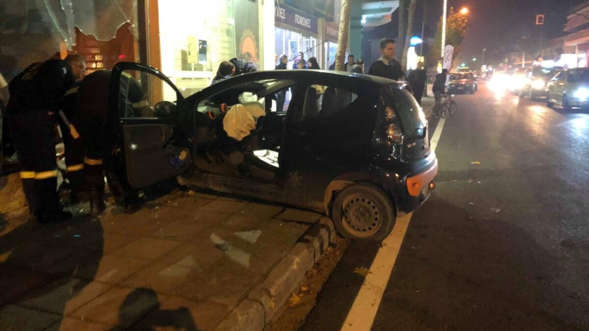 Αυτοκίνητο καρφώθηκε σε τζαμαρία καταστήματος στη Λάρισα – Βαριά τραυματισμένος ο οδηγός (ΦΩΤΟ)