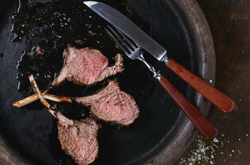 Τι δείχνει το πώς τοποθετείτε τα μαχαιροπίρουνα όταν τελειώσετε το φαγητό (ΦΩΤΟ)