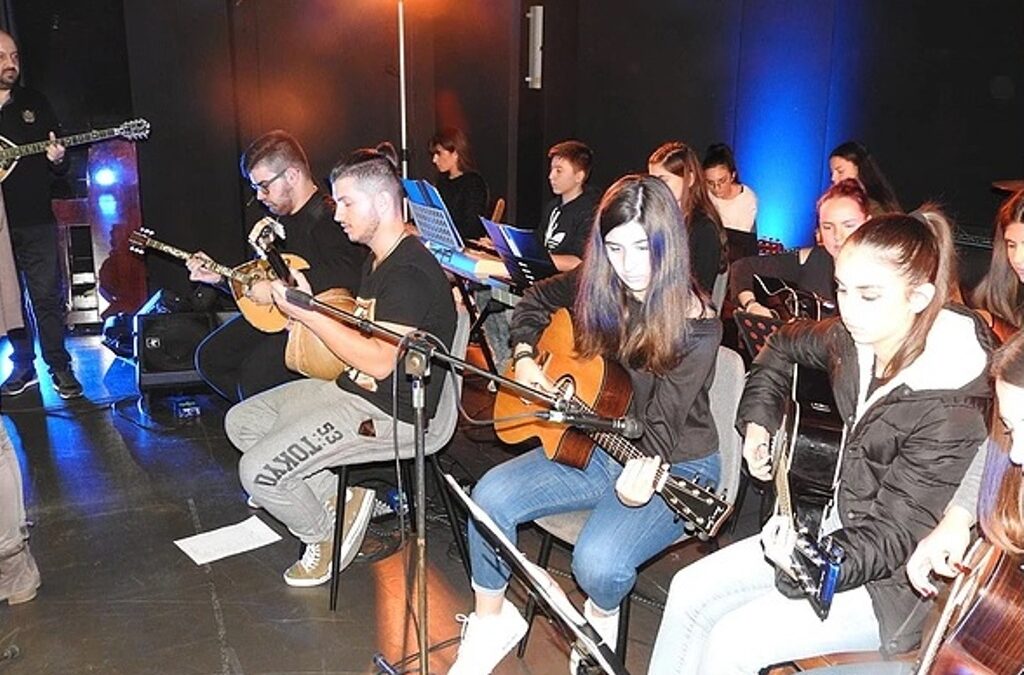 «Η Ορχήστρα Νέων Δίου έκλεψε τις καρδιές μας»: Εγκωμιαστικό κείμενο για τη συναυλία για τον Μάνο Ελευθερίου στη Βούλα