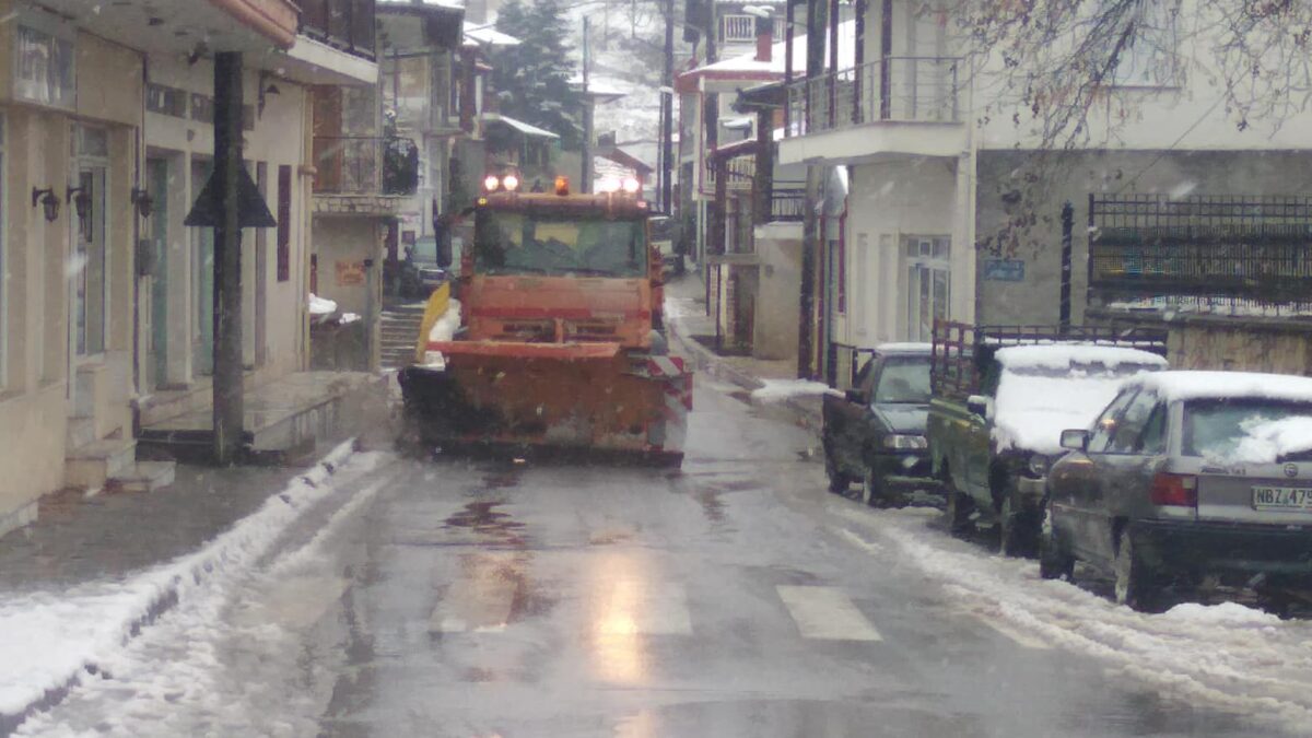Χιόνια στην Πιερία: Σε επιχειρησιακή ετοιμότητα η Π.Ε. Πιερίας – Καθαρίζεται ο δρόμος προς τον Αγ. Δημήτριο – Προσπελάσιμος ο δρόμος προς το Νοσοκομείο