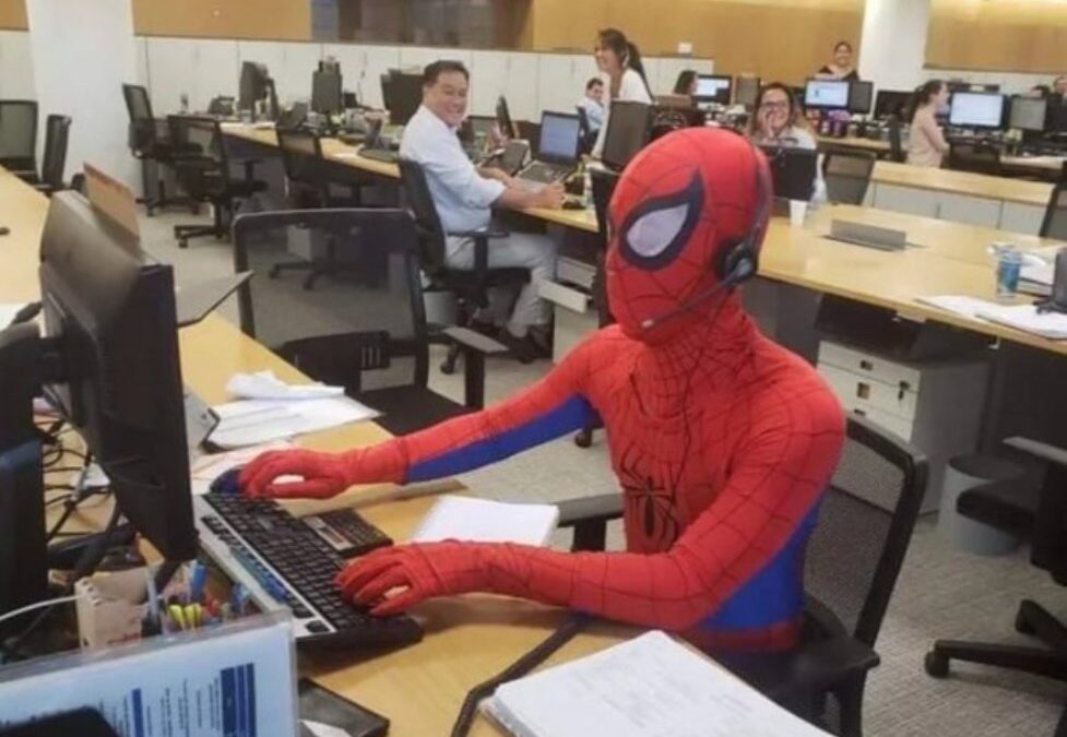Παραιτήθηκε από την τράπεζα και πήγε ντυμένος Spider-Man!