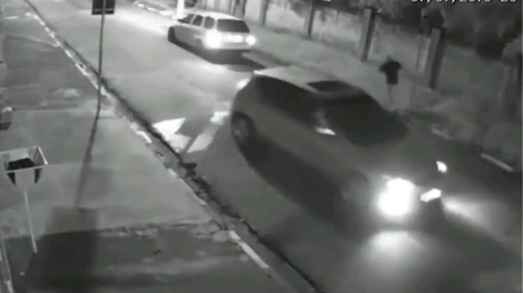Επικό βίντεο: Δείτε πώς ένας πεζός διέφυγε από ληστές με αυτοκίνητο