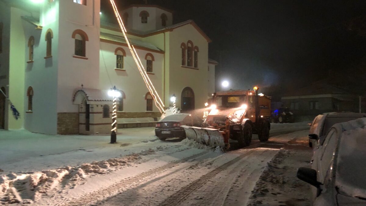 Δήμος Κατερίνης: Μάχη ενάντια σε χιόνια και παγετό όλη τη νύχτα & με το πρώτο φως της μέρας (VIDEO & ΦΩΤΟ)