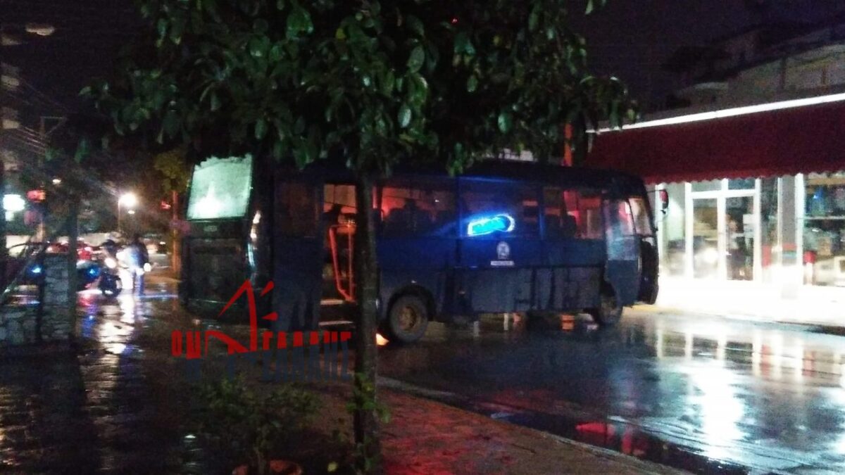 Χαμός στην Κατερίνη από μολότοφ και καπνογόνα κοντά στην κατοικία της Μπ. Σκούφα – 6 συλλήψεις, 3 τραυματίες αστυνομικοί