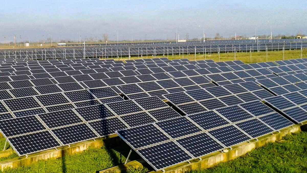 Κατ’ αρχήν συμφωνία της ΔΕΗ Ανανεώσιμες με την MYTILINEOS για την κατασκευή και αγορά χαρτοφυλακίου φωτοβολταϊκών έργων ισχύος 210MW στη Ρουμανία