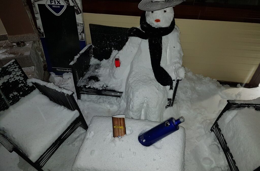 Χιονάνθρωποι με φαντασία: Η «Υπατία» που πίνει… βότκα & ο γιατρός με την ποδιά