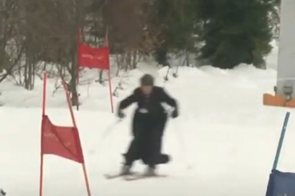 Viral: Αγώνας σκι για ιερείς – Και το ράσο να ανεμίζει… (VIDEO)