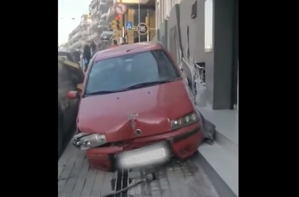 Απίστευτο τροχαίο: Αυτοκίνητο παρέσυρε τα πάντα και ανέβηκε στο πεζοδρόμιο (VIDEO)