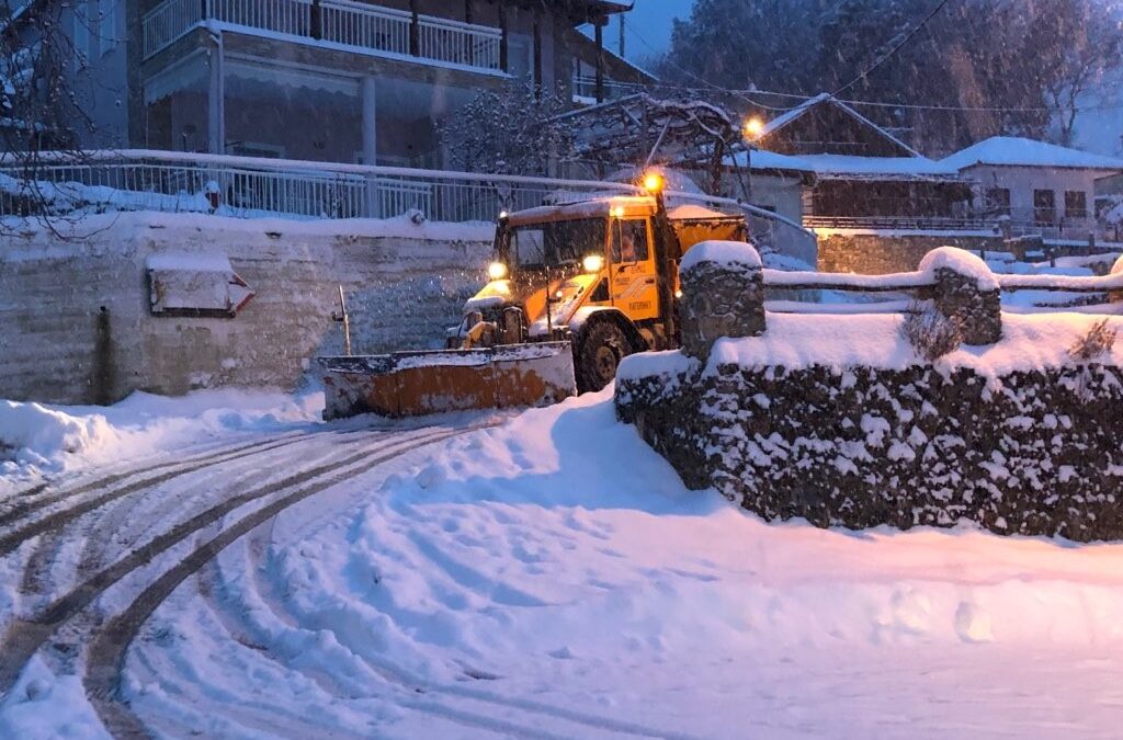 Δήμος Κατερίνης: Ολονύχτια μάχη με τα χιόνια – Αποχιονισμός στα ορεινά & ρίψη θαλασσινού αλατιού στην παραλιακή ζώνη