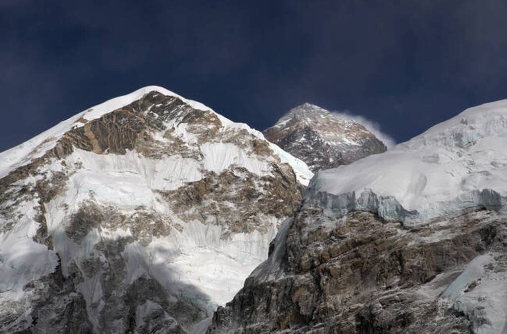 Το μακάβριο πρόσωπο του Έβερεστ: Το λιώσιμο των παγετώνων αποκαλύπτει πτώματα ορειβατών