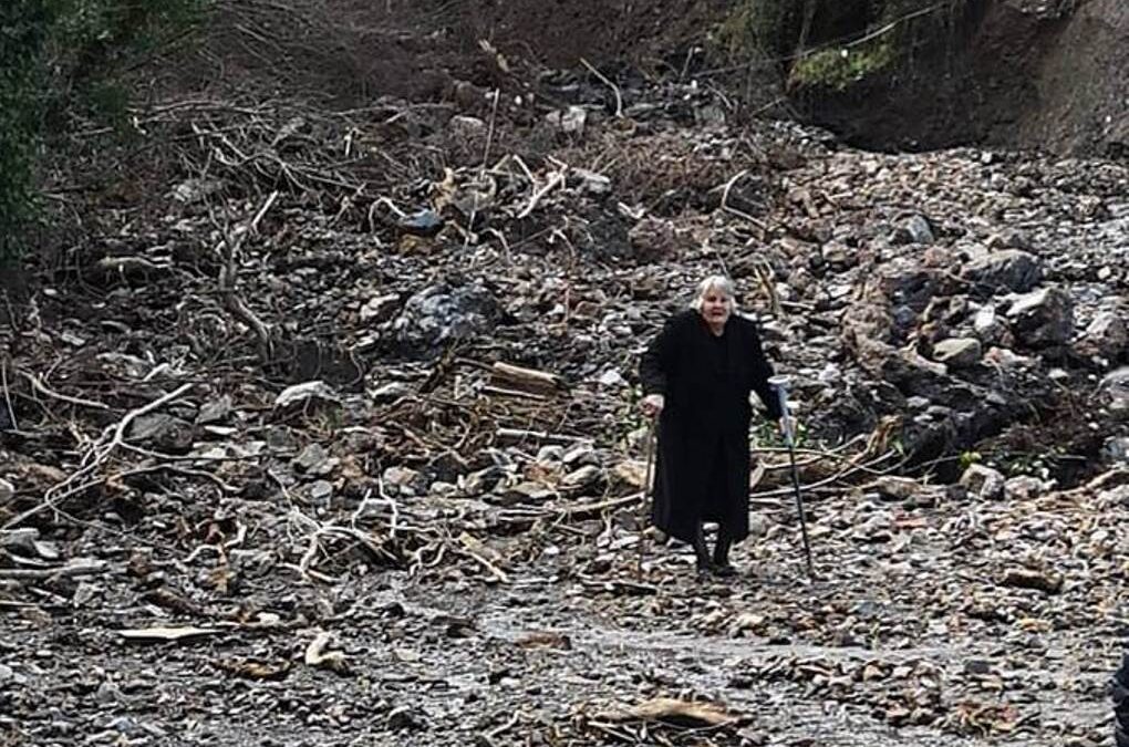 Γιαγιά εγκαταλείπει το αποκλεισμένο της χωριό με πατερίτσες – Εντοπίστηκε από διασώστες (VIDEO & ΦΩΤΟ)