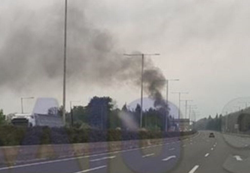 ΦΩΤΟ από το αυτοκίνητο που έγινε παρανάλωμα του πυρός στην Εθνική Οδό