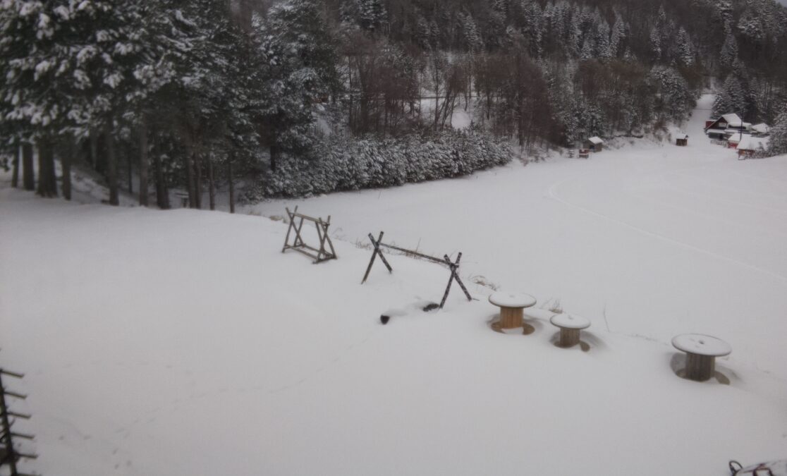 Ο χειμώνας «επέστρεψε»: Φρέσκο χιόνι στο Χιονοδρομικό του Ελατοχωρίου (ΦΩΤΟ)