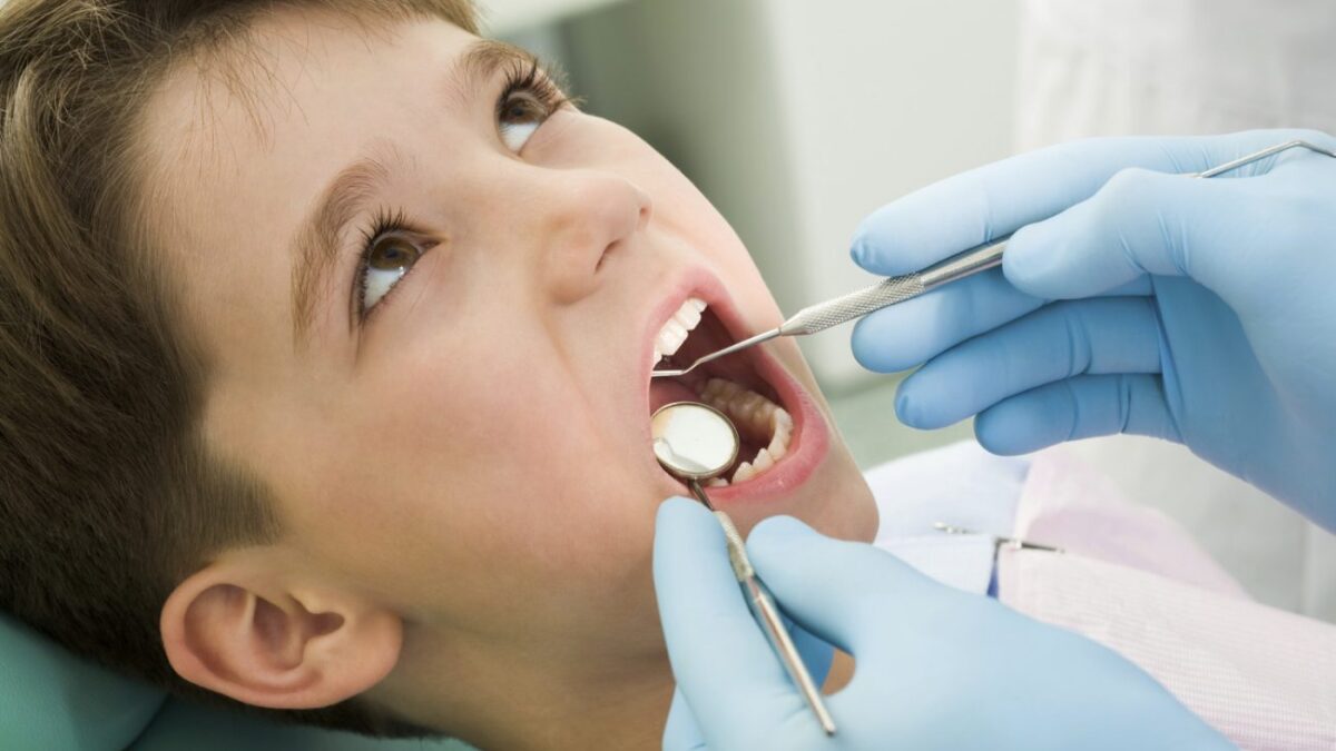 Δωρεάν οδοντιατρική φροντίδα για όλα τα παιδιά προβλέπει νέα τροπολογία