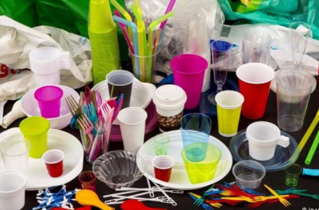 Μετά τα πλαστικά καλαμάκια, τέλος και οι μπατονέτες – Ποια άλλα απαγορεύονται