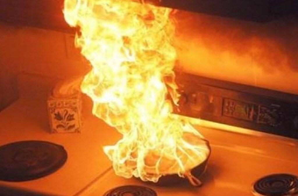 Τι πρέπει να κάνεις και τι όχι αν πάρει φωτιά το τηγάνι με το λάδι