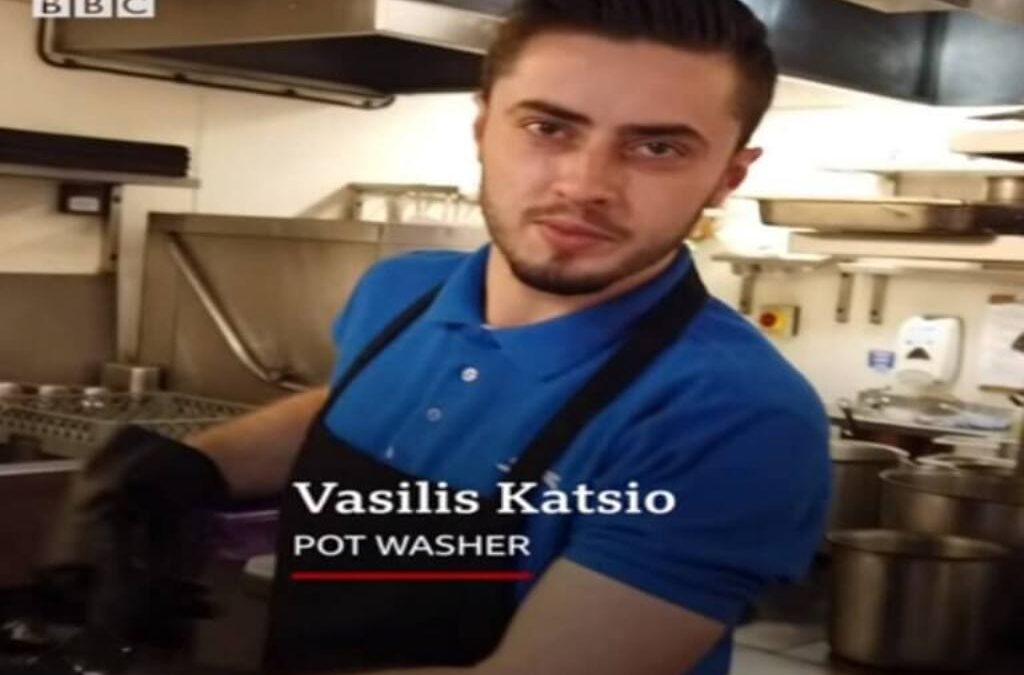 Το BBC υποκλίνεται στον «Vasilis» που πλένει πιάτα σε πανάκριβο εστιατόριο! (VIDEO)