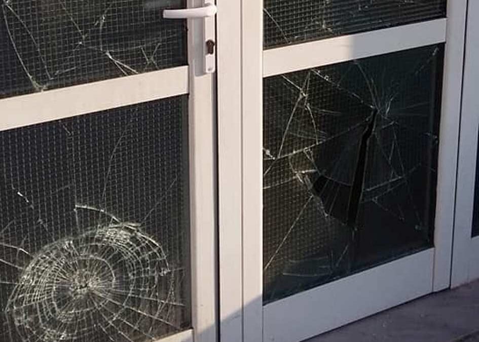 Βανδαλισμοί στο Δημοτικό Σχολείο Καρίτσας – Σπάνε πόρτες, ξηλώνουν ακόμη και παγκάκια (ΦΩΤΟ)