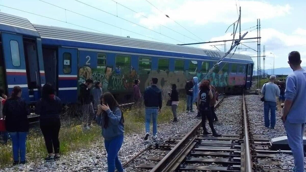 Εκτροχιάστηκε τρένο έξω από τη Λάρισα (ΦΩΤΟ)