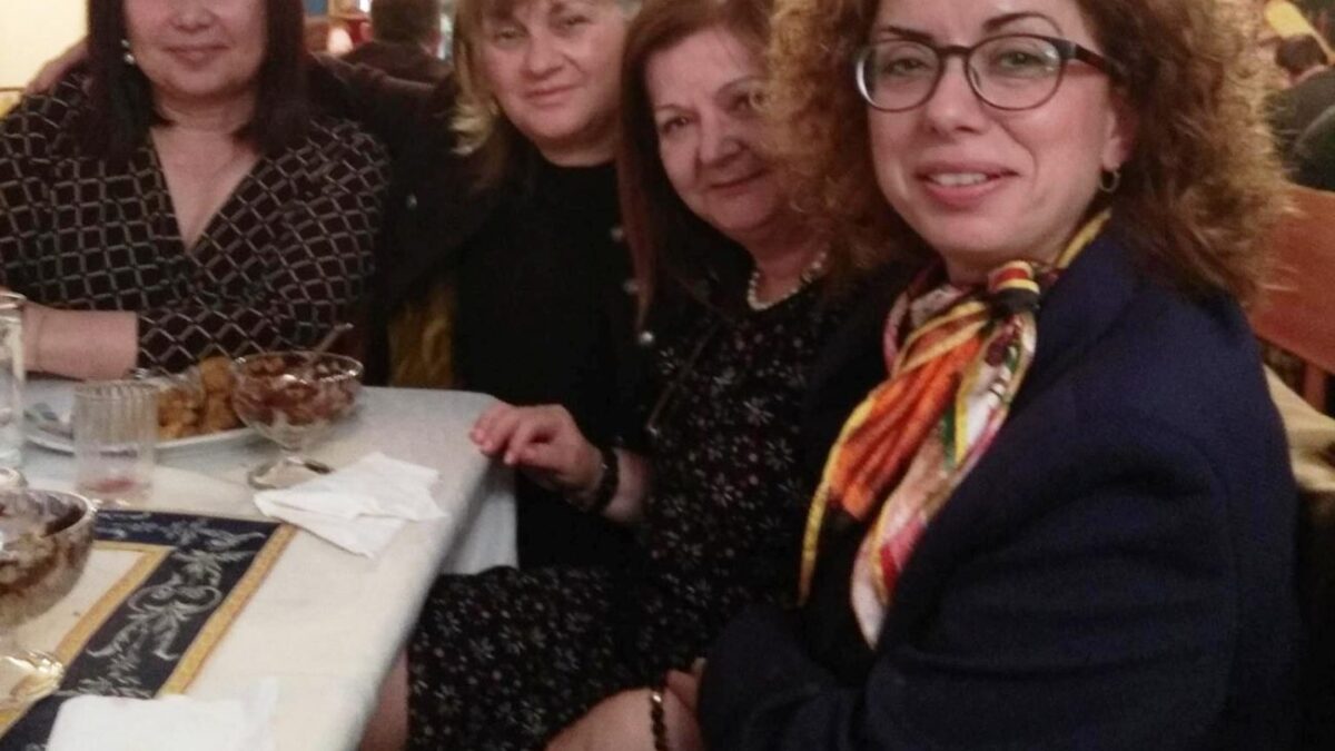 Οι κυρίες Μιράντα Παππά, Τίνα Παντανιζοπούλου-Καραλή, Βούλα Νάτσιου στο συνέδριο «Ελληνική γλώσσα, η γλώσσα των Μακεδονων»