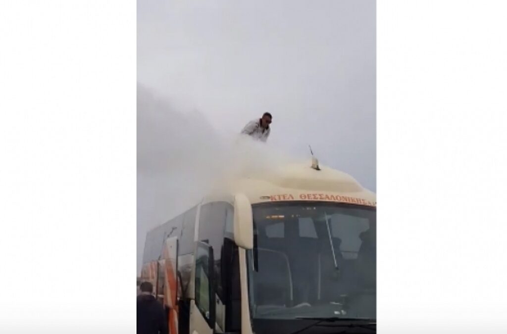 Φωτιά σε λεωφορείο στην Εθνική οδό έξω από την Κατερίνη (VIDEO)