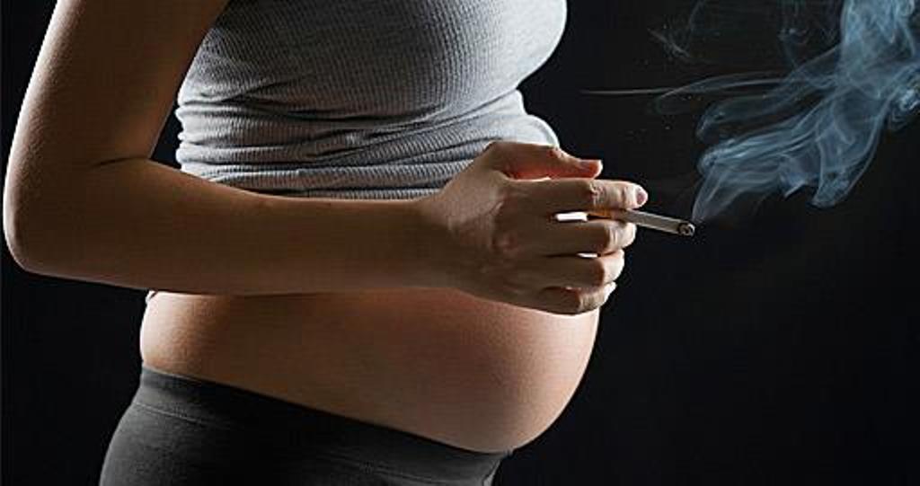 Σοκαριστικά στοιχεία: Οι Ελληνίδες δεν κόβουν το κάπνισμα ούτε στην εγκυμοσύνη !