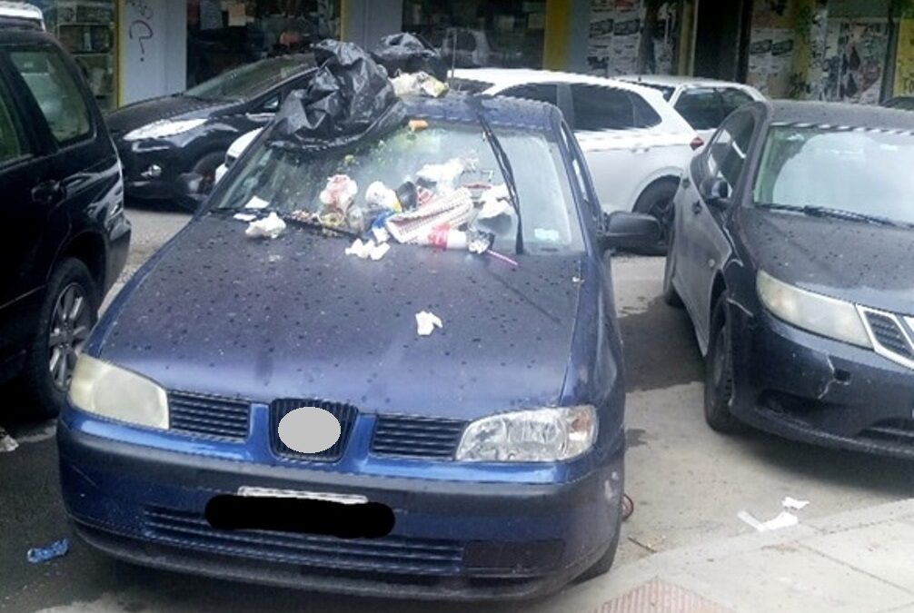 Πάρκαρε σε ράμπα και βρήκε το αυτοκίνητο μέσα στα σκουπίδια – Η αντίδραση ενός αγανακτισμένου πατέρα (ΦΩΤΟ)